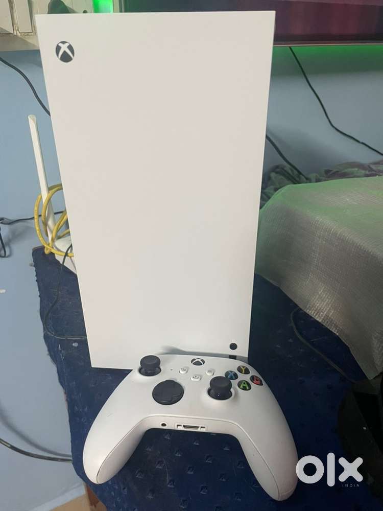 Selling Xbox Series X Digital White(usa) for 45k 2 month old