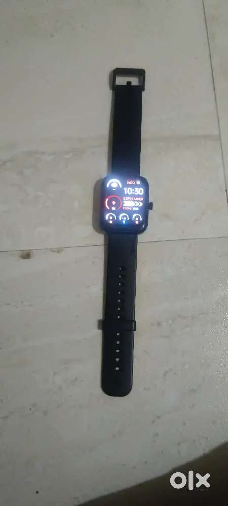 Noise jet black smart watch