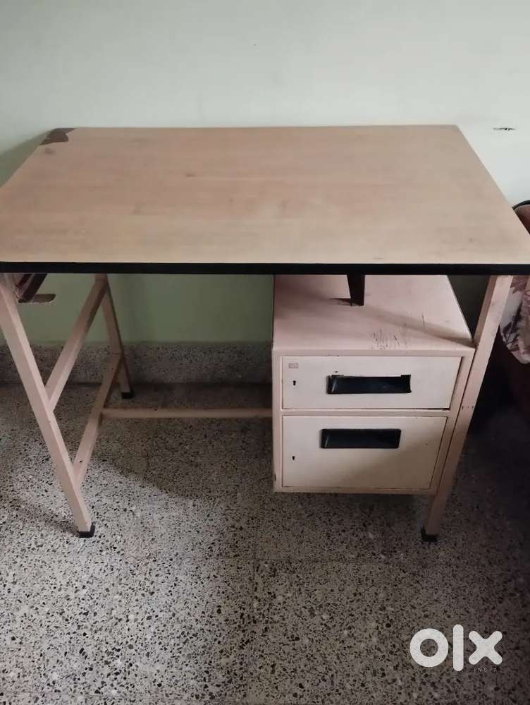 Computer table