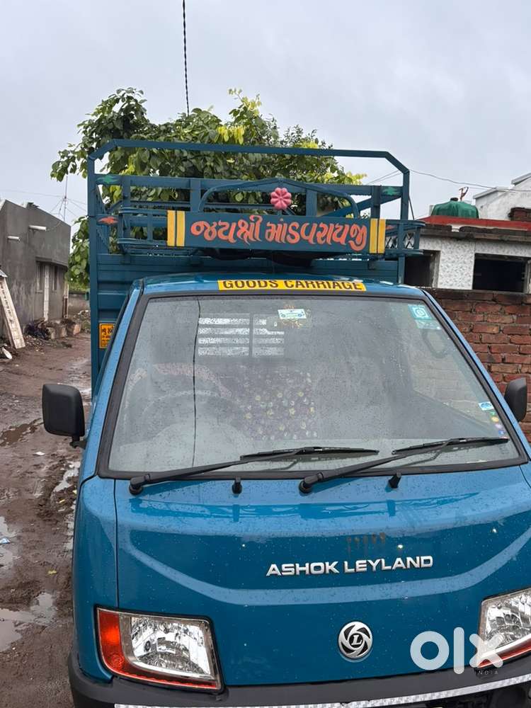 Pickup truck for rent for moving stuff