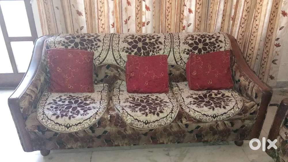 5 Seater sofa set with table