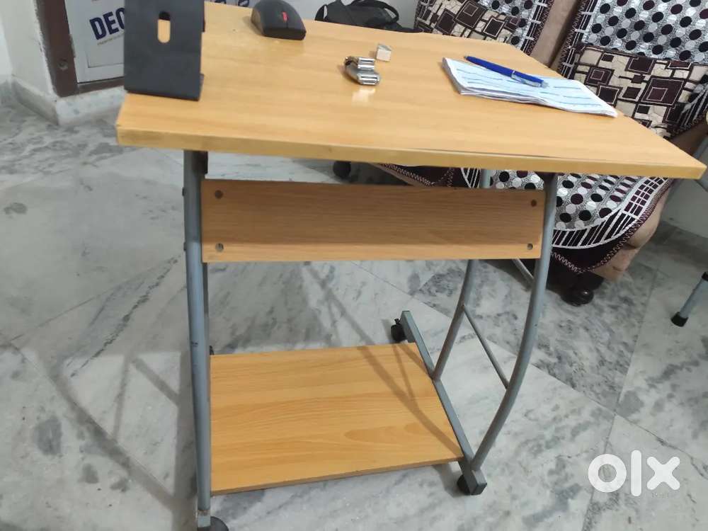 COMPUTER TABLE (NILKAMAL)