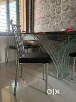 Glass dining table with 4 chairs (4years old)