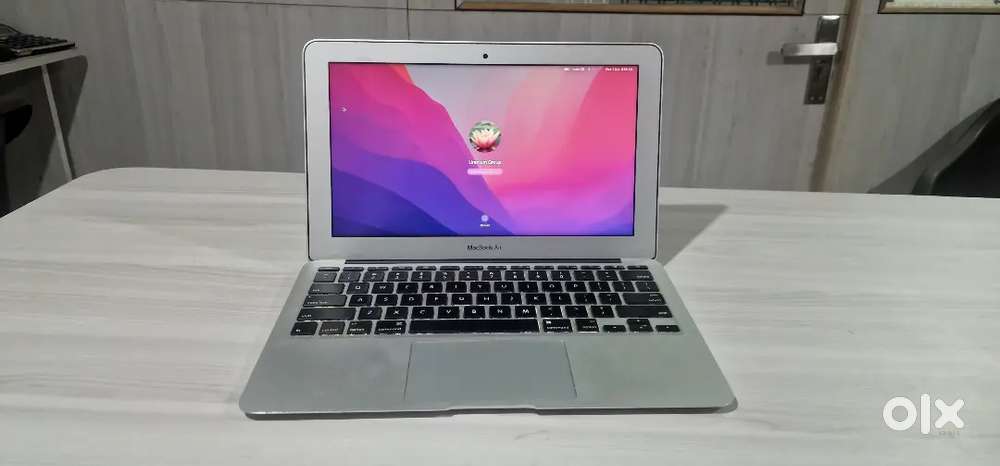 MacBook Air 2015 - 12 Inches  i5  4 GB Ram  128 GB SSD