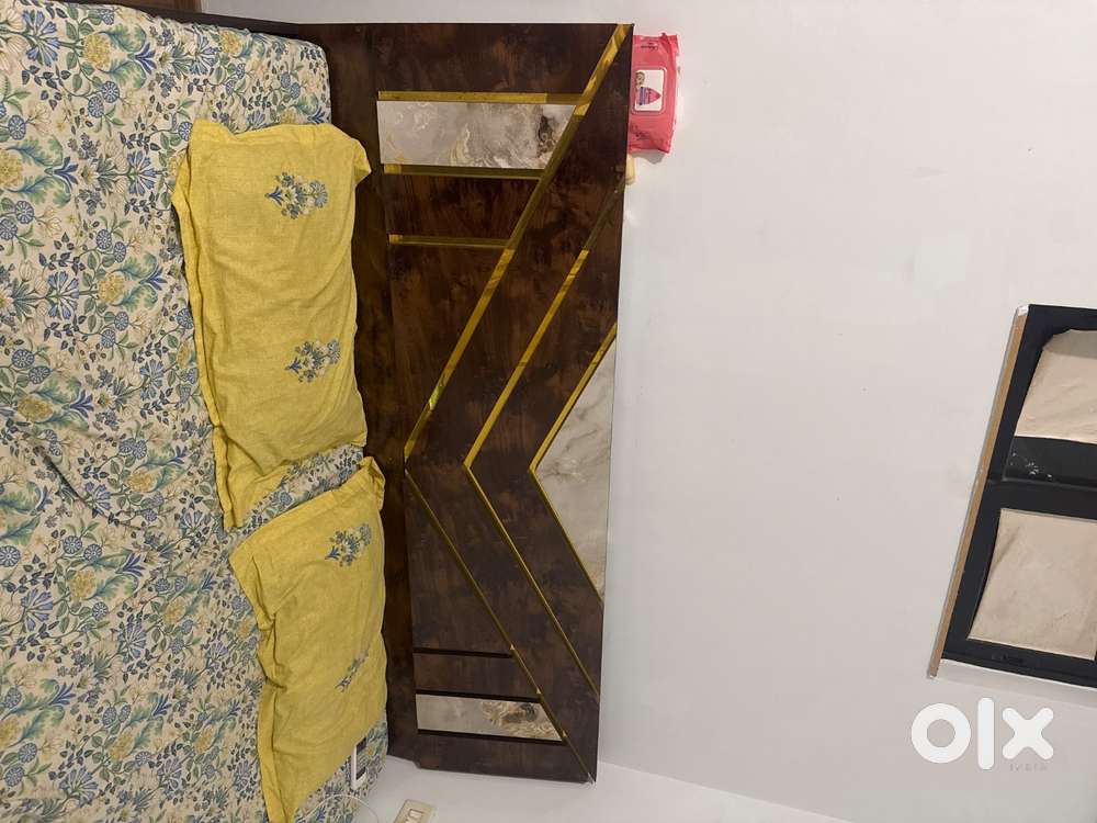 6*6 king size wooden bed with mattress