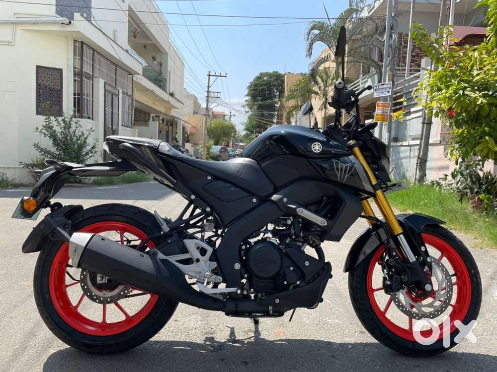 MT 15 2025 DLX Edition Black Orange TFT Display