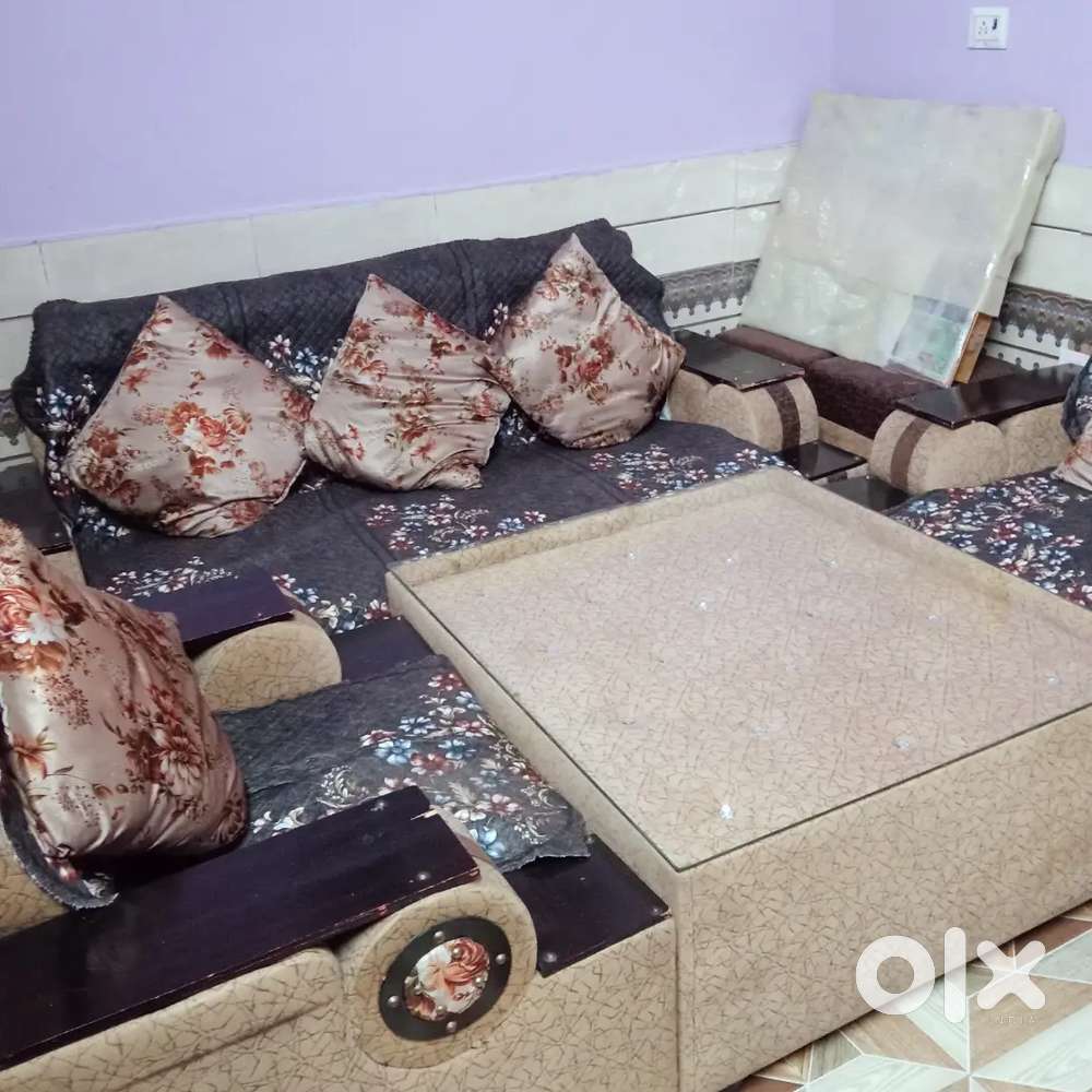 Sofa set 5 seater with 2 small sethi and one big table
