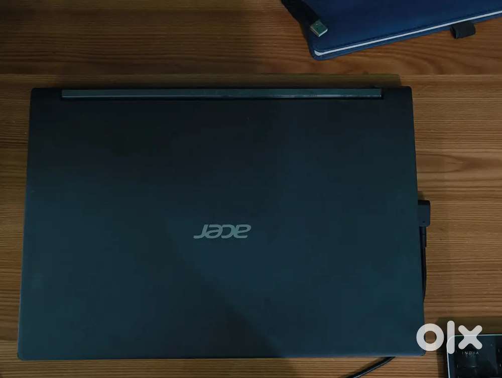 Acer aspire 7 gaming laptop with wireless mouse