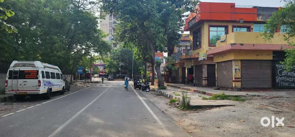 3 shopes available for rent