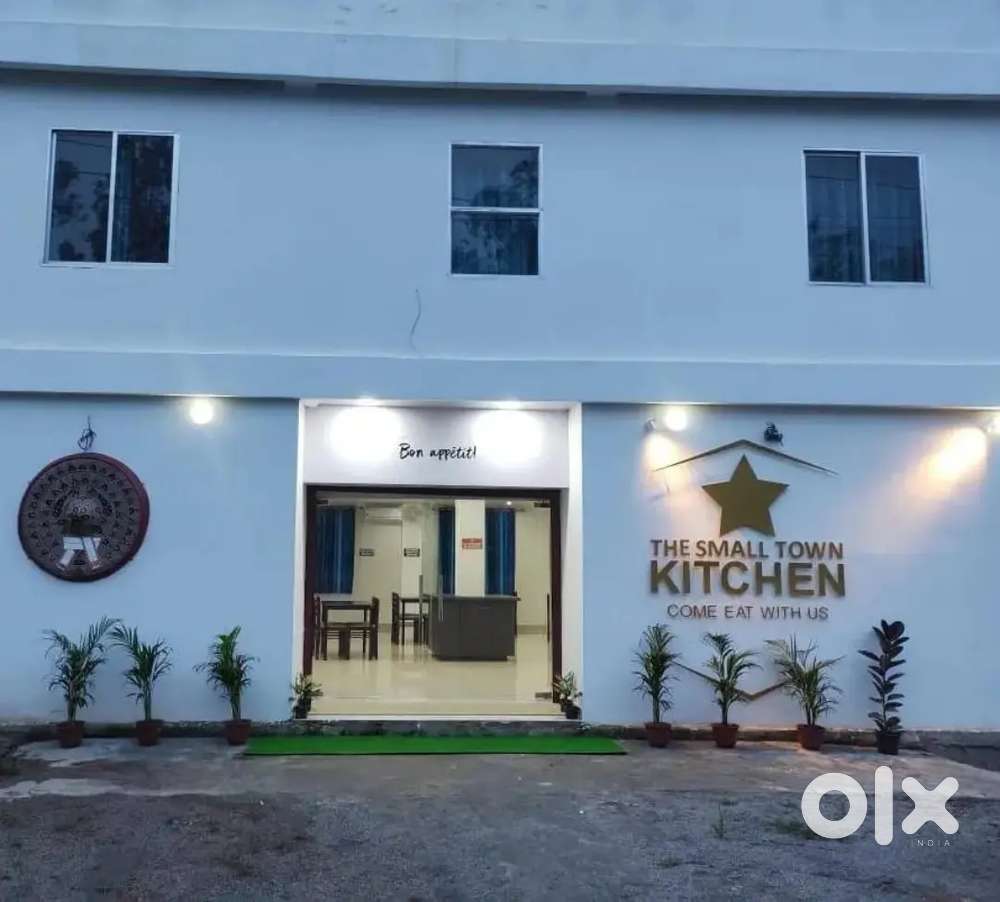 A building of three floors suitable for a restaurant n hotel highway.