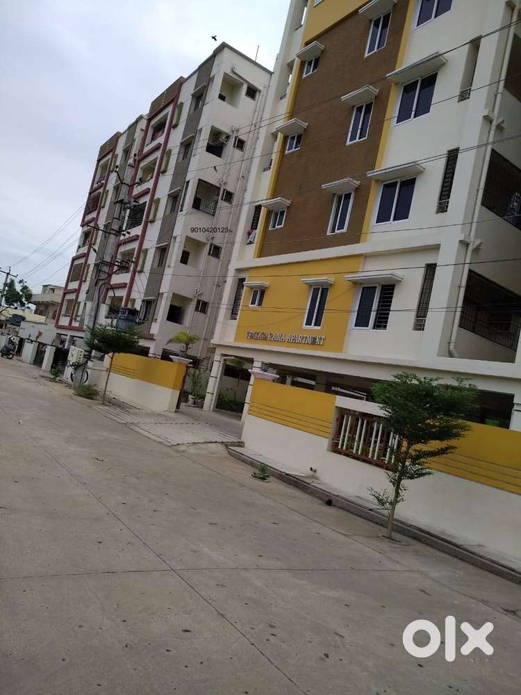 Nicely maintained resale flat in good location