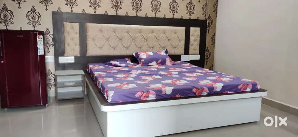 WELL FURNISED ROOM WITH  BALCONI WITH LIFT IN DLF PHASE 3 SECTOR 24