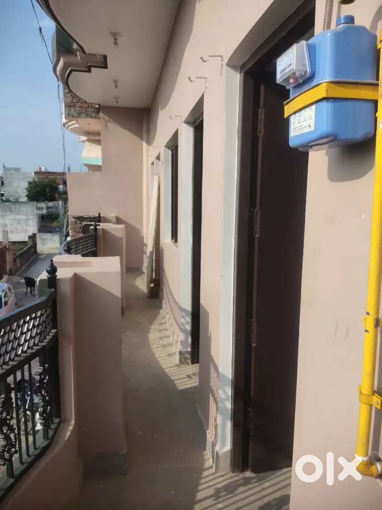 Room' fo rent small family and girls