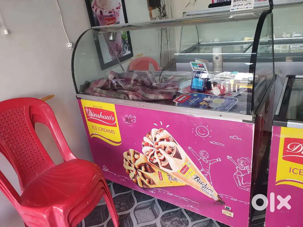 Deep freezer with curved counter glass