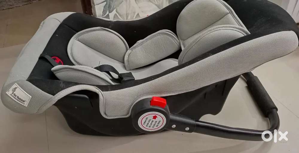 Baby carry cot.