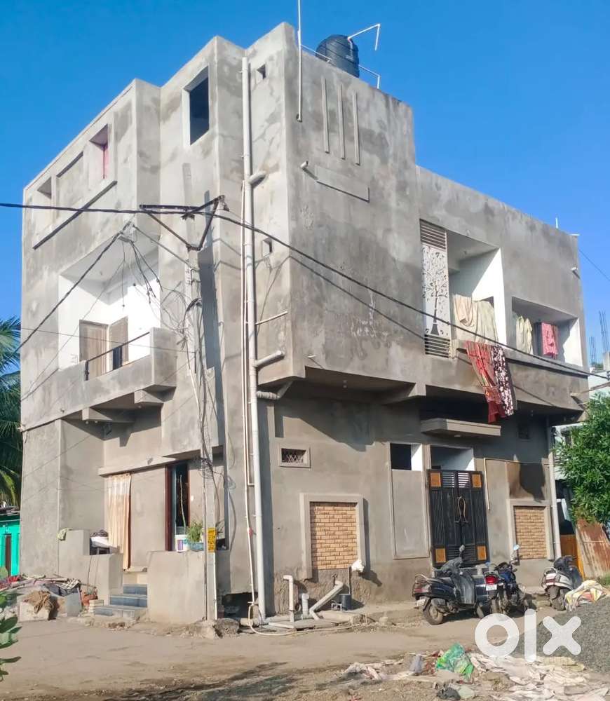 750 sft ready to move good location corner house