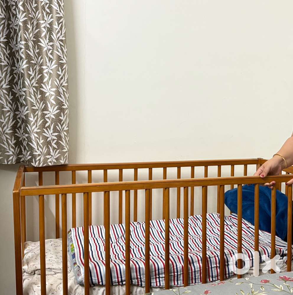Crib with Bedding - Awesome condition