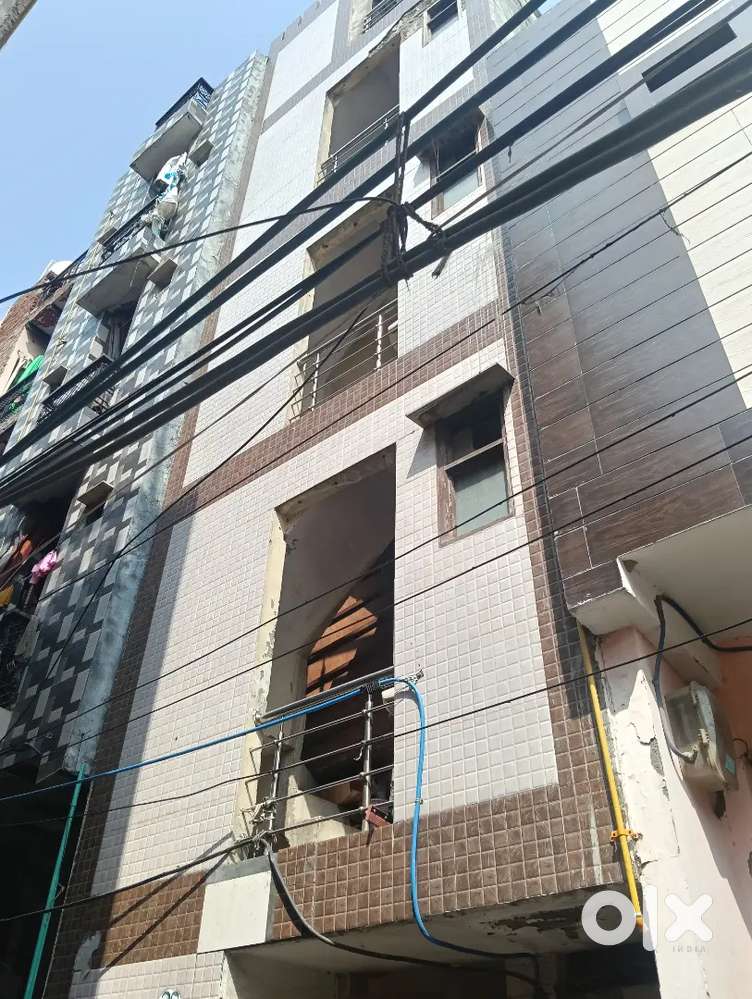 2 floor sale ke liye hai