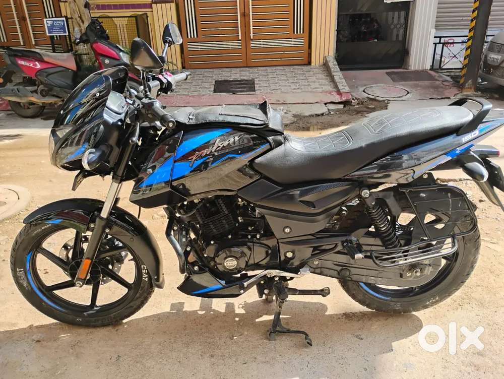 Pulsar 150 bs6 vehicle blue colour single handed customer