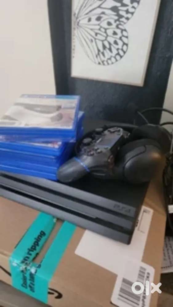 PlayStation 4 Black Pro 4K 1TB Console Bundle 6 Games, Controller