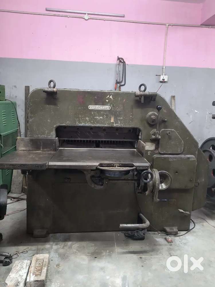 Paper cutting machine