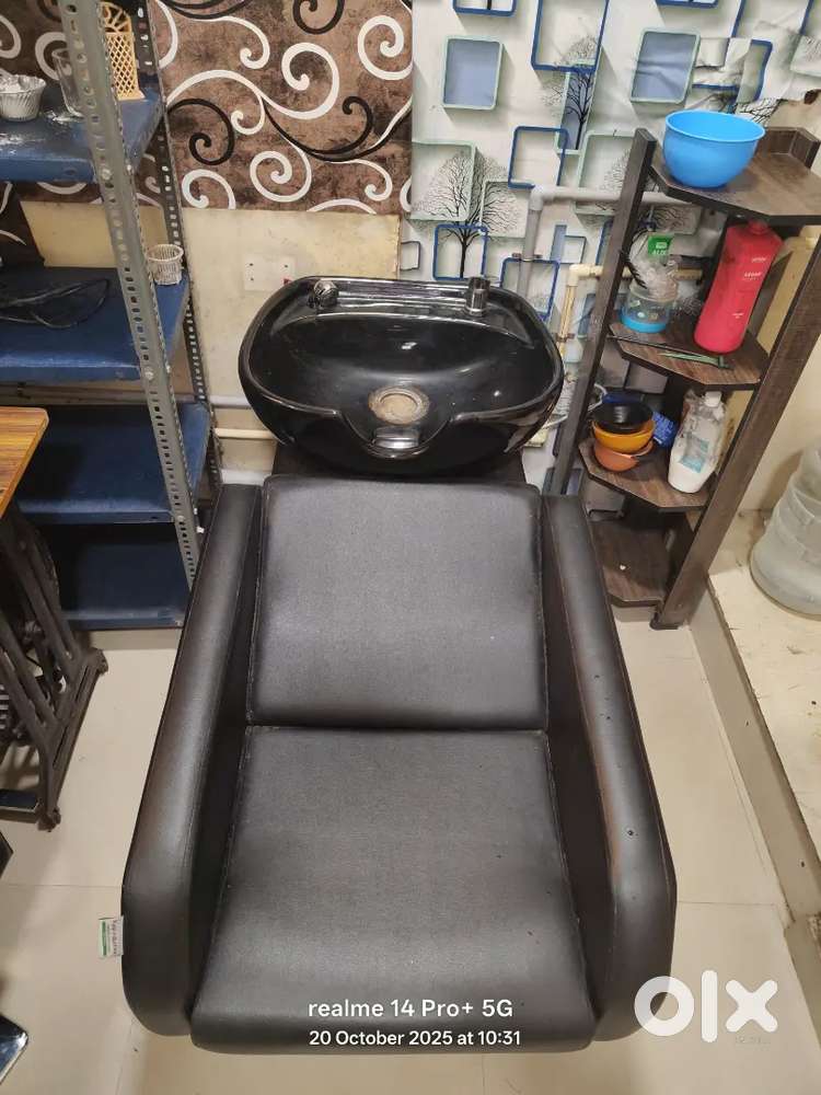 Beauty parlour f. Bed, hair wash