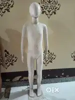 kids wear bacchon ke statue