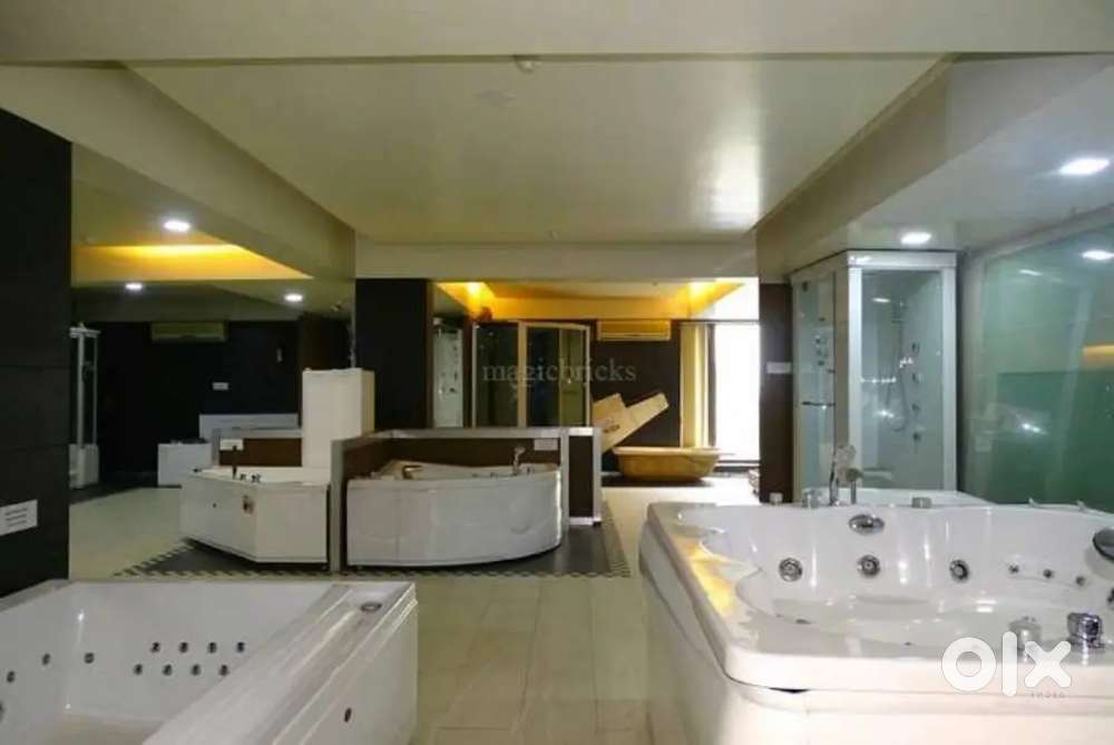 Commercial showroom space for rent in park street