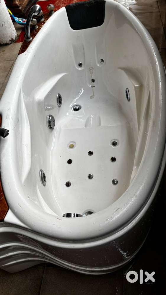 Jacuzzi bathtub in excellent condition