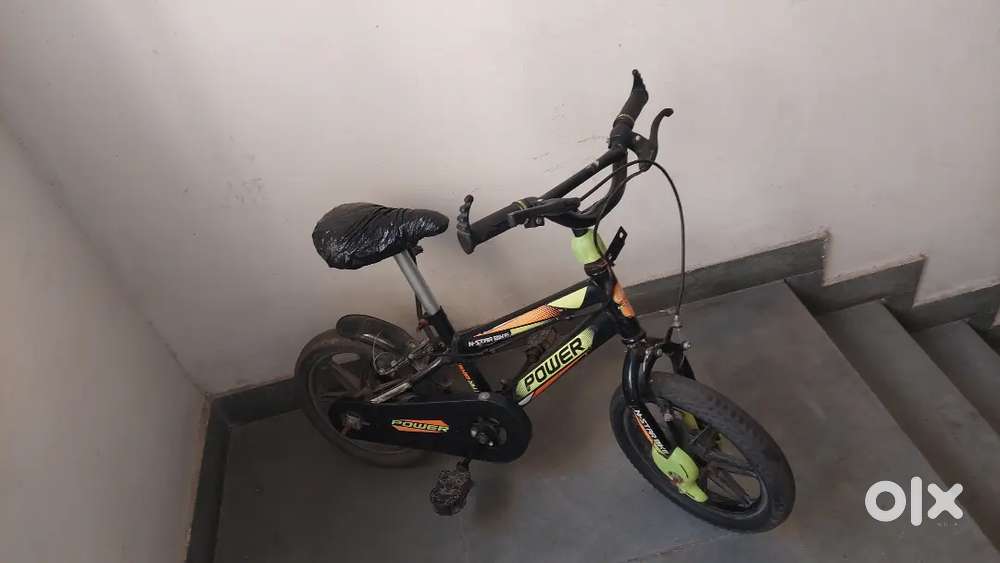 Bicycle for small children age 3 to 7 years with training wheels