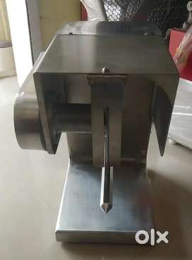 Chicken cutting machine