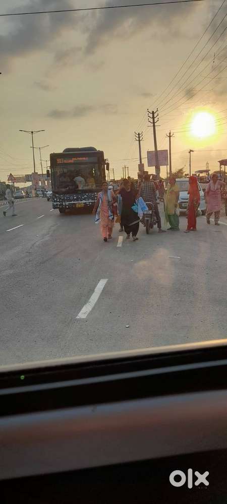 Plot sirf 11 Lakh se shuru near Market Sector 89 ,main highway noida F