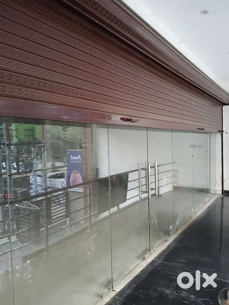 1600 sf commercial showroom space main road