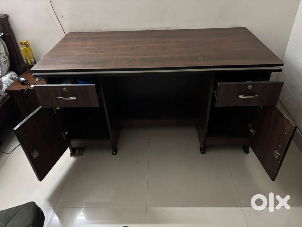 Computer table