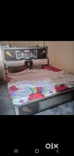 King size b0x bed