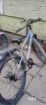 Cycle ekadam naya hai koi problem nahi hai bus 1 Sal Hua Hai liye