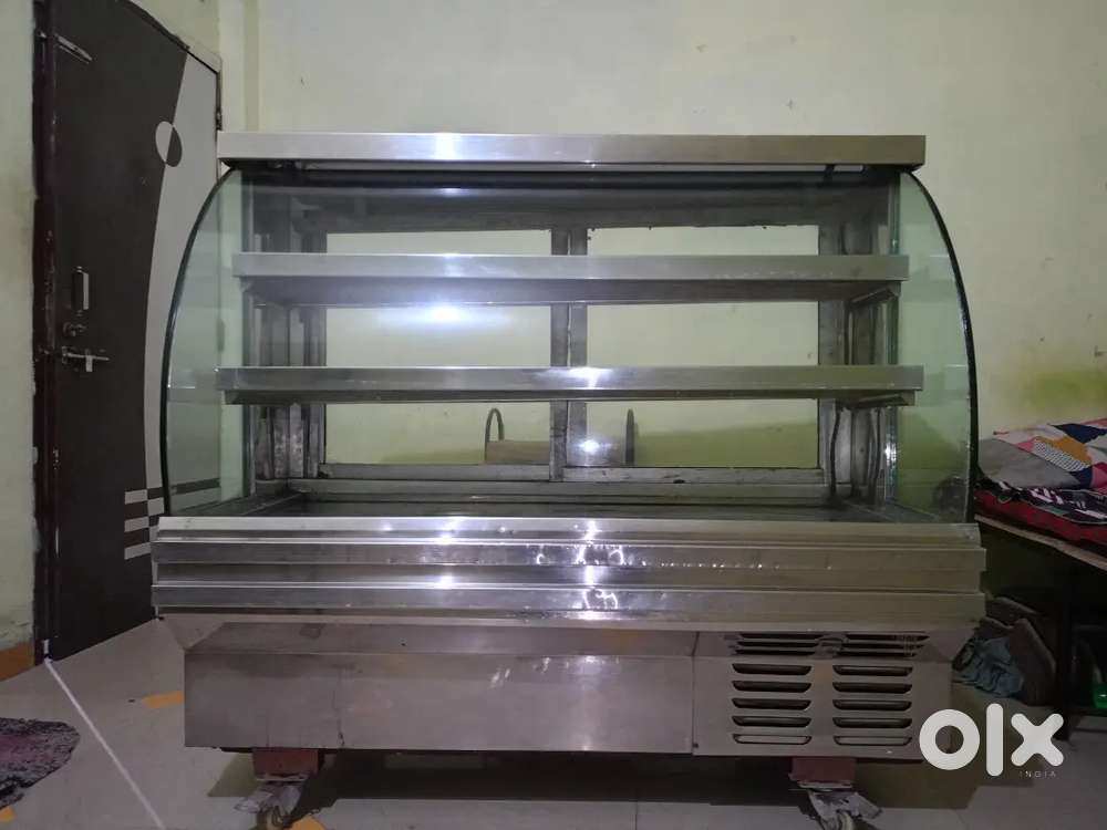 Cake display counter