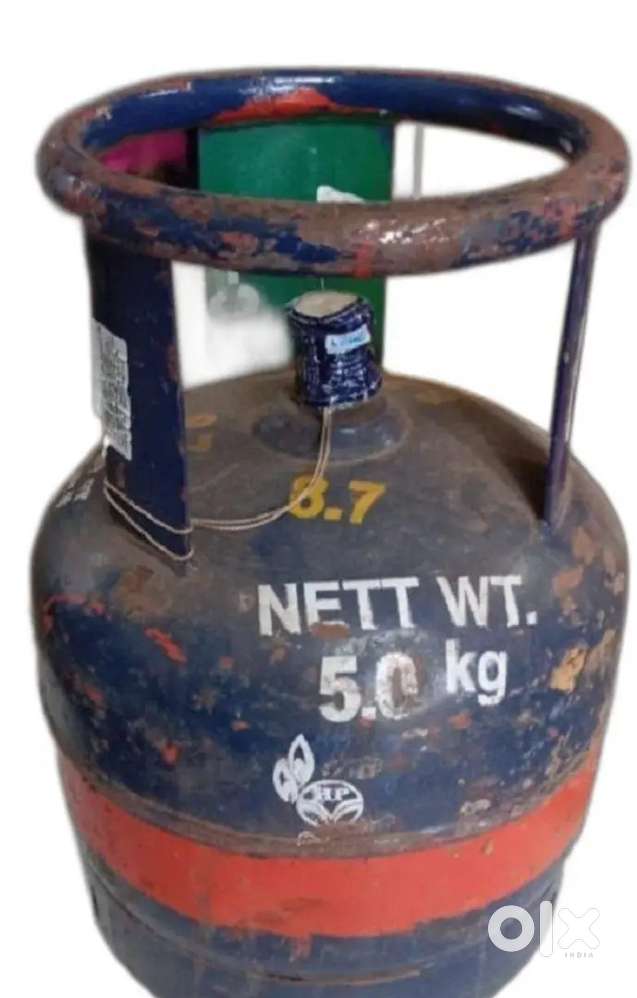 Stove and gas cylinder