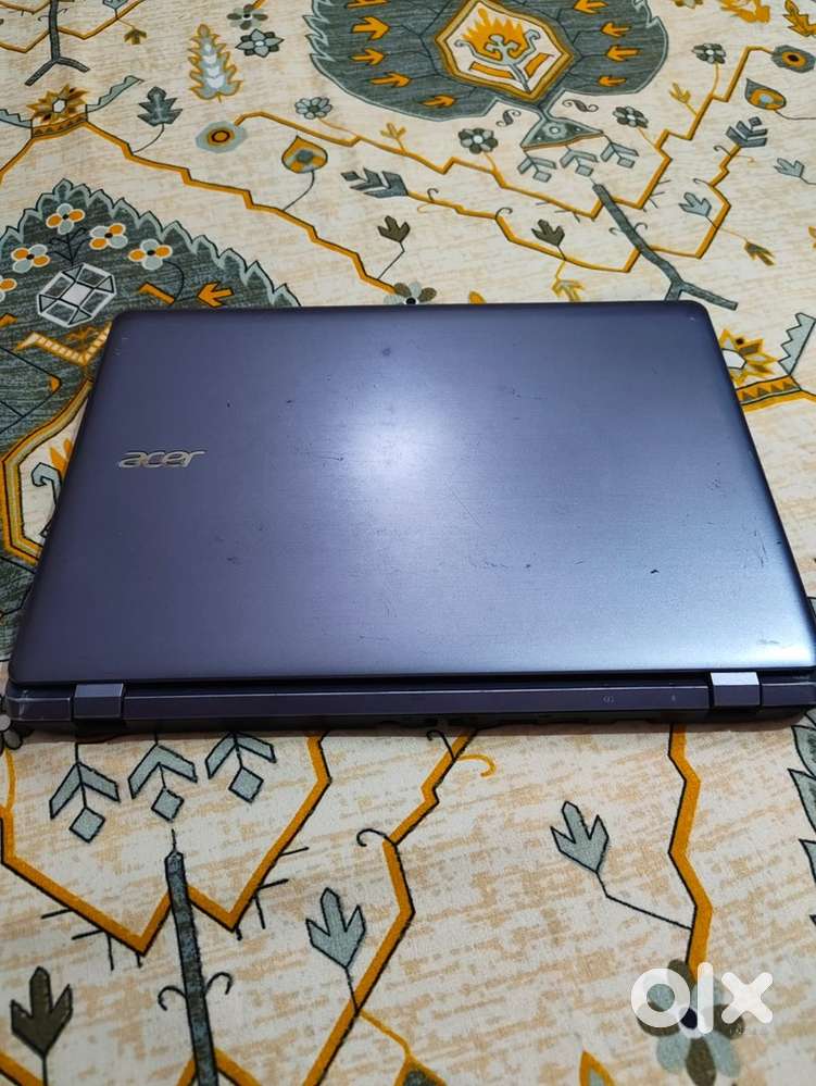 Acer laptop good condition + adopter ke sath charge