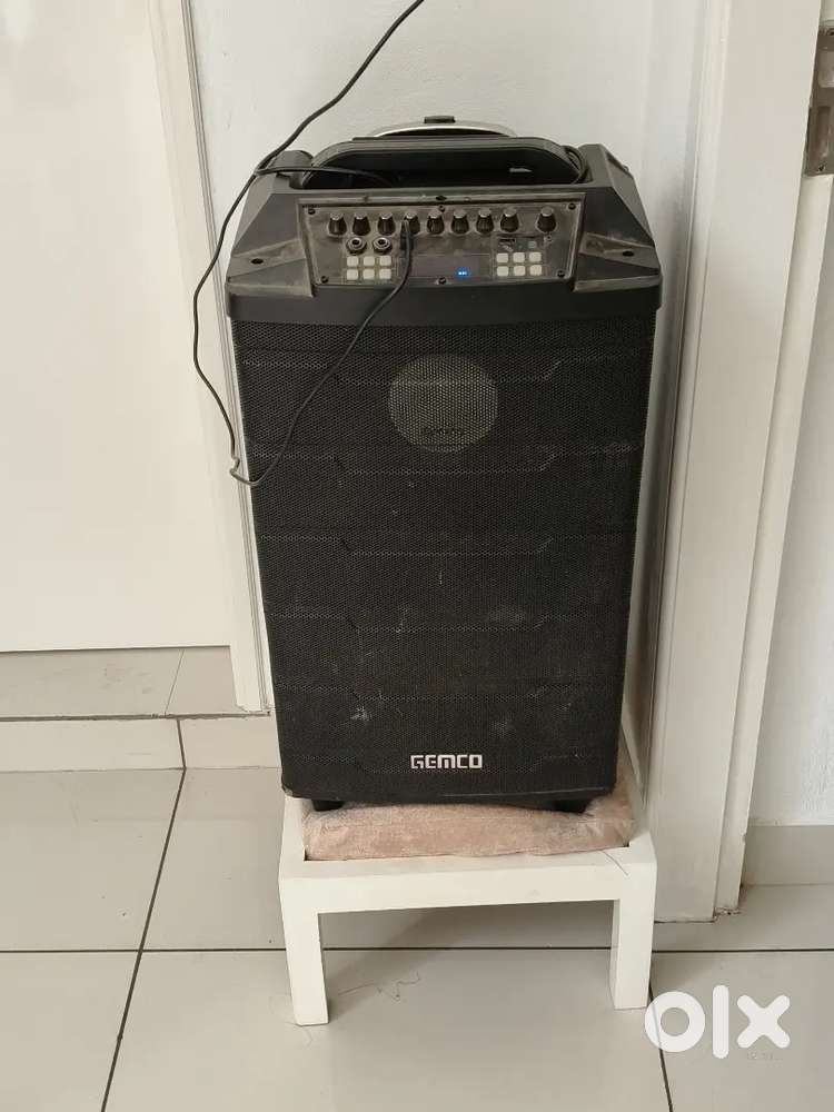 Bluetooth speaker with 2 wirless Mic