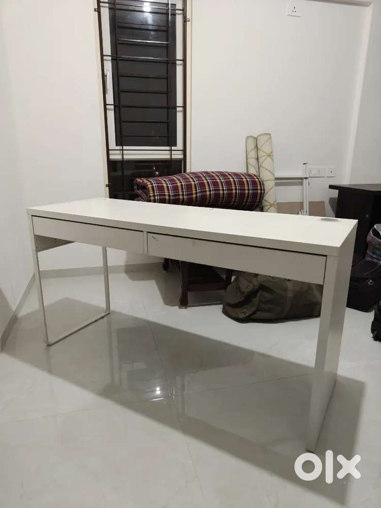 Office desk / computer table