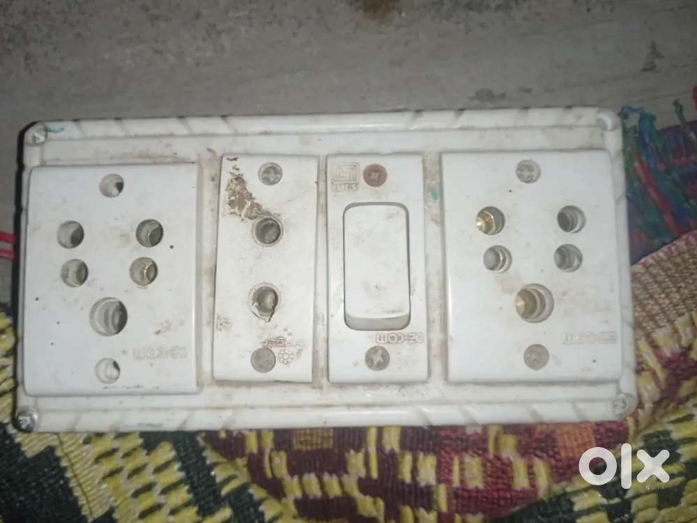 Plug box with 2 five pin sockets