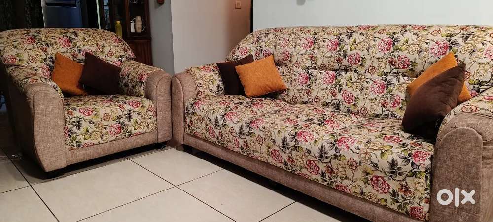 Luxury SOFA set 3+1 Cloth, Floral Sofa set strong, very much new
