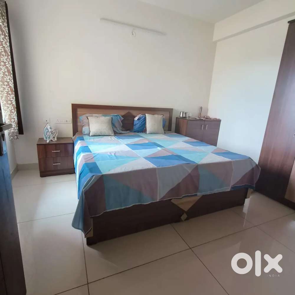 NEAR FLYOVER 2 BHK FURNISHED FLAT FOR BACHLERS AND FAMLIES.