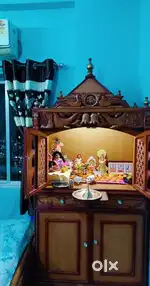 Idol decorated seat
