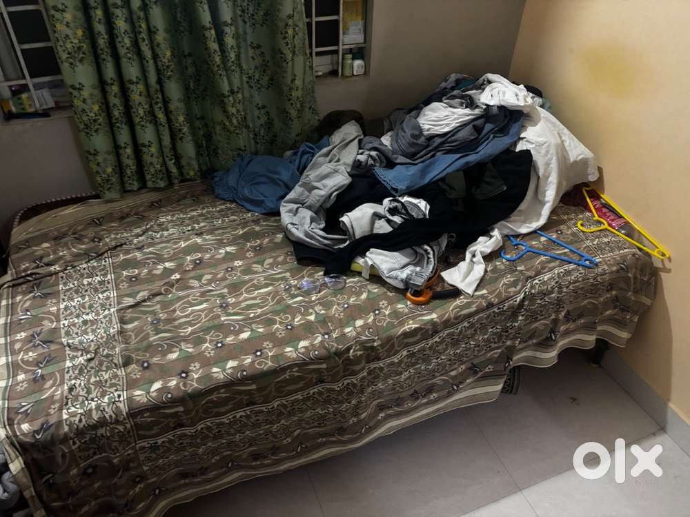 Single foldable bed with mattress