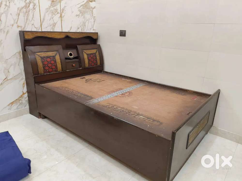 Diwan wooden bed