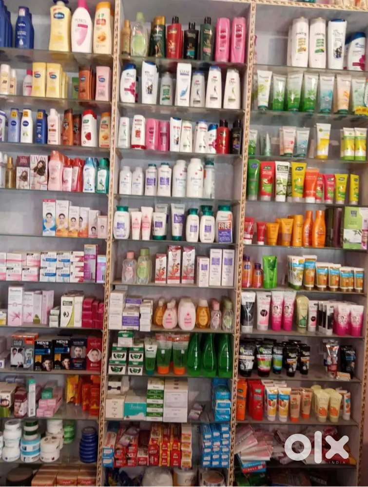 कॉस्मेटिक दुकान के लिए एक लड़की की आवश्यकता है