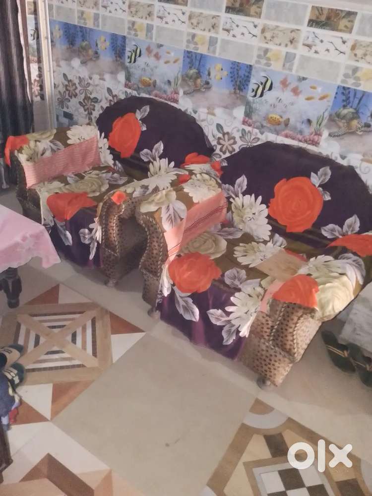 5 seater sofa table good condition