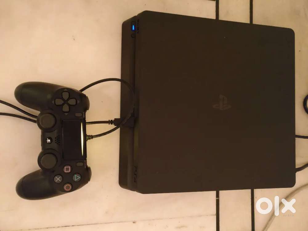 PS4 in Excellent Condition – 2 Controllers